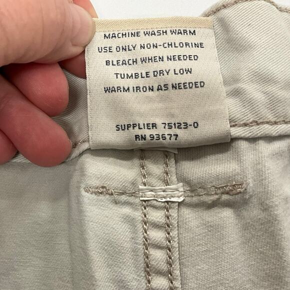 St. John's Bay Men's Cargo Shorts Size 44 Beige 6.5" Inseam 6 Pocket - Picture 4 of 9